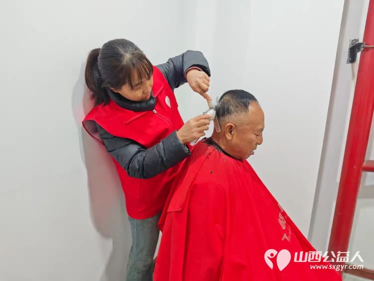 介休市敬老协会敬老爱老助老行动2024年11月23日在连福镇义和堡小区为老人们免费理发 - 第3张 - 山西公益人 介休市敬老协会敬老爱老助老行动2024年11月23日在连福镇义和堡小区为老人们免费理发 - 第3张