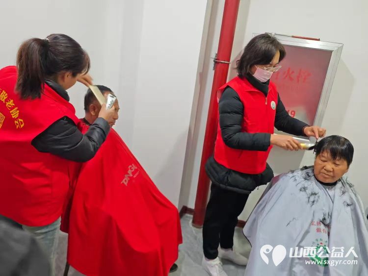 介休市敬老协会敬老爱老助老行动2024年11月23日在连福镇义和堡小区为老人们免费理发 - 第2张 - 山西公益人 介休市敬老协会敬老爱老助老行动2024年11月23日在连福镇义和堡小区为老人们免费理发 - 第2张