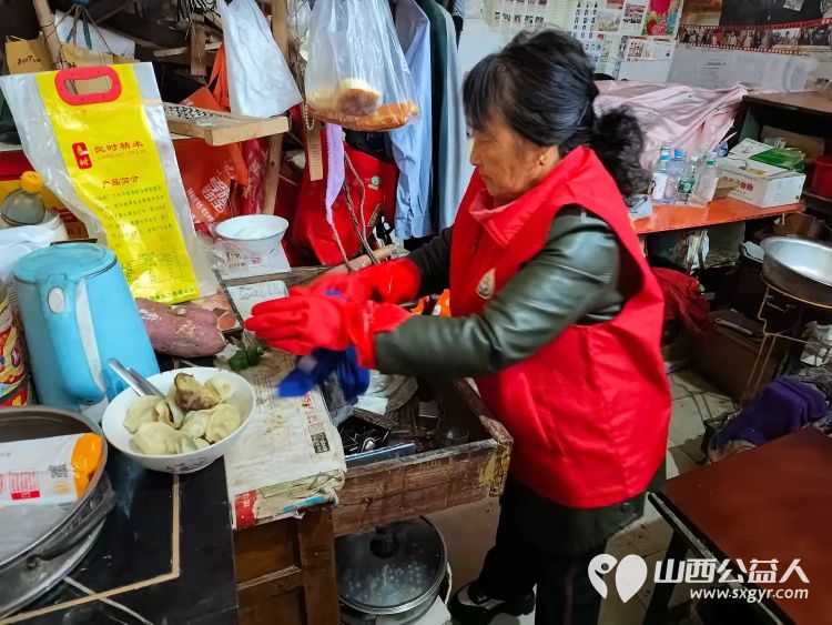 介休市敬老协会敬老爱老助老行动入户连福镇化家窑村特困86岁张天生老人家中 - 第4张 - 山西公益人 介休市敬老协会敬老爱老助老行动入户连福镇化家窑村特困86岁张天生老人家中 - 第4张