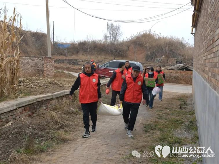 走访慰问贫困户真情帮扶暖人心 长治市上党区义工协会组织开展爱暖人心困难家庭走访南和村慰问活动送去米面油方便面等慰问品 - 第2张