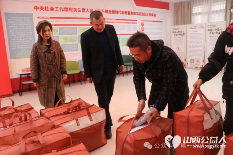 爱心棉被情暖冬日 爱心人士范博红、张弘、刘少华联合山西梁家匠装饰有限公司为盐湖区第一时间志愿者协会捐赠25床暖冬棉被及被套 - 第3张 - 山西公益人 爱心棉被情暖冬日 爱心人士范博红、张弘、刘少华联合山西梁家匠装饰有限公司为盐湖区第一时间志愿者协会捐赠25床暖冬棉被及被套 - 第3张