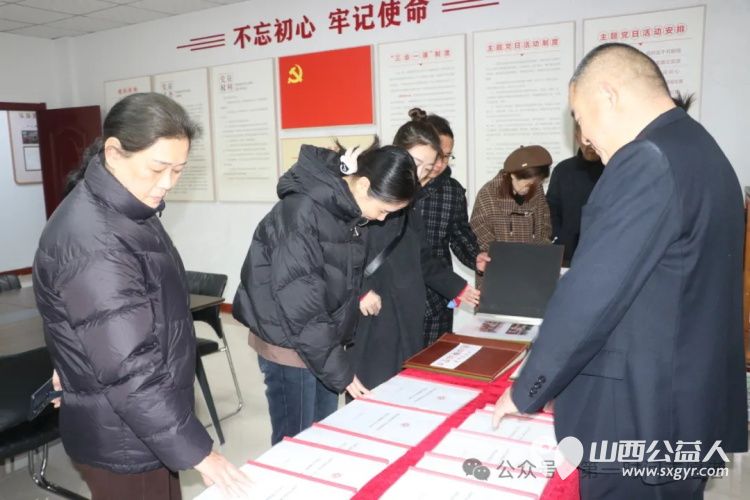 爱心棉被情暖冬日 爱心人士范博红、张弘、刘少华联合山西梁家匠装饰有限公司为盐湖区第一时间志愿者协会捐赠25床暖冬棉被及被套 - 第7张 - 山西公益人 爱心棉被情暖冬日 爱心人士范博红、张弘、刘少华联合山西梁家匠装饰有限公司为盐湖区第一时间志愿者协会捐赠25床暖冬棉被及被套 - 第7张