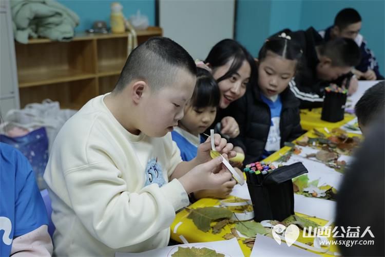 山西林业职业技术学院游然志愿服务队来到灵星康复中心用树叶妆点“星”空陪着灵星中心的孩子们创作树叶贴画 - 第9张 - 山西公益人 山西林业职业技术学院游然志愿服务队来到灵星康复中心用树叶妆点“星”空陪着灵星中心的孩子们创作树叶贴画 - 第9张
