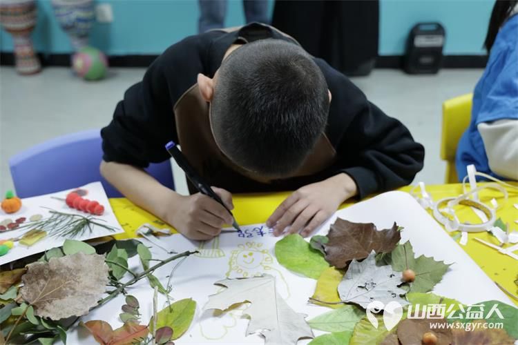 山西林业职业技术学院游然志愿服务队来到灵星康复中心用树叶妆点“星”空陪着灵星中心的孩子们创作树叶贴画 - 第7张 - 山西公益人 山西林业职业技术学院游然志愿服务队来到灵星康复中心用树叶妆点“星”空陪着灵星中心的孩子们创作树叶贴画 - 第7张