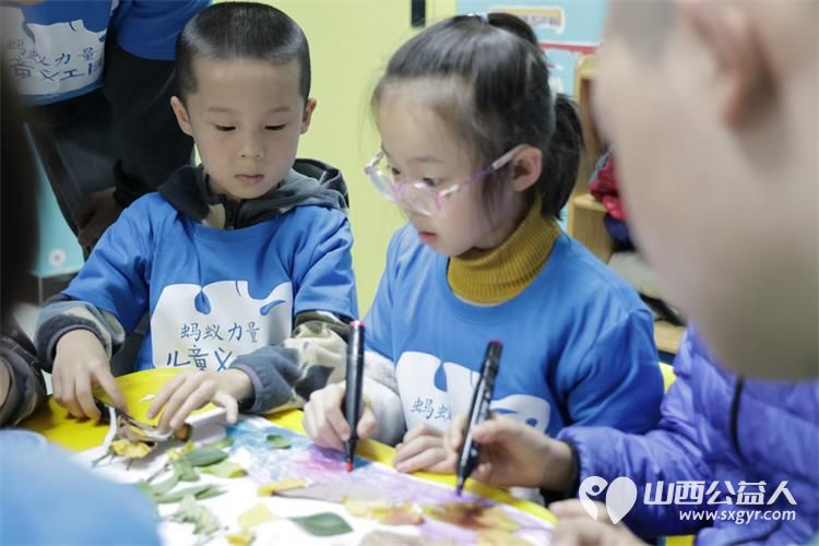 山西林业职业技术学院游然志愿服务队来到灵星康复中心用树叶妆点“星”空陪着灵星中心的孩子们创作树叶贴画 - 第5张 - 山西公益人 山西林业职业技术学院游然志愿服务队来到灵星康复中心用树叶妆点“星”空陪着灵星中心的孩子们创作树叶贴画 - 第5张