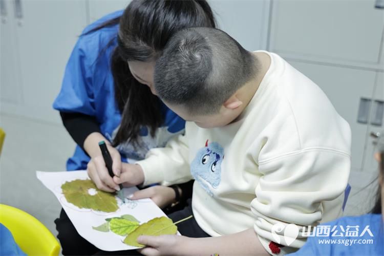 山西林业职业技术学院游然志愿服务队来到灵星康复中心用树叶妆点“星”空陪着灵星中心的孩子们创作树叶贴画 - 第6张 - 山西公益人 山西林业职业技术学院游然志愿服务队来到灵星康复中心用树叶妆点“星”空陪着灵星中心的孩子们创作树叶贴画 - 第6张