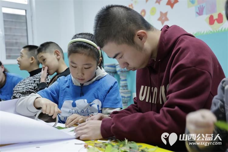 山西林业职业技术学院游然志愿服务队来到灵星康复中心用树叶妆点“星”空陪着灵星中心的孩子们创作树叶贴画 - 第8张 - 山西公益人 山西林业职业技术学院游然志愿服务队来到灵星康复中心用树叶妆点“星”空陪着灵星中心的孩子们创作树叶贴画 - 第8张