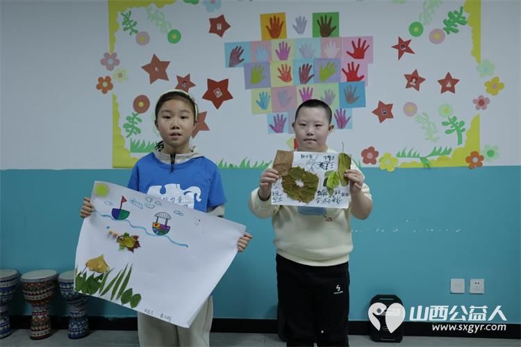 山西林业职业技术学院游然志愿服务队来到灵星康复中心用树叶妆点“星”空陪着灵星中心的孩子们创作树叶贴画 - 第2张 - 山西公益人 山西林业职业技术学院游然志愿服务队来到灵星康复中心用树叶妆点“星”空陪着灵星中心的孩子们创作树叶贴画 - 第2张