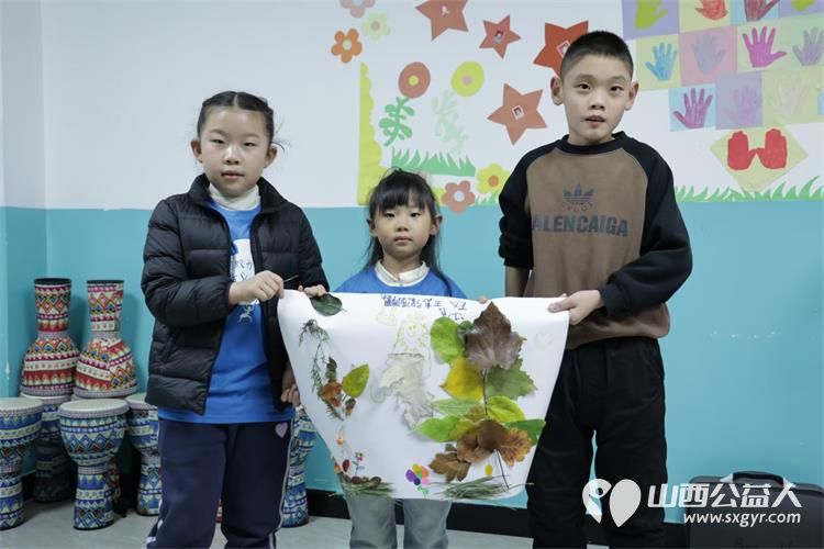 山西林业职业技术学院游然志愿服务队来到灵星康复中心用树叶妆点“星”空陪着灵星中心的孩子们创作树叶贴画 - 第4张 - 山西公益人 山西林业职业技术学院游然志愿服务队来到灵星康复中心用树叶妆点“星”空陪着灵星中心的孩子们创作树叶贴画 - 第4张