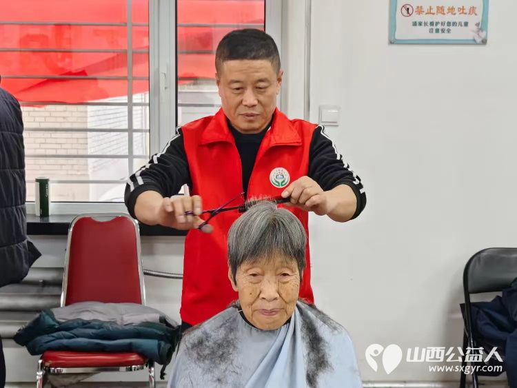 志愿服务进社区健康活动暖人心11月27日介休市敬老协会走进西南街道裕华路社区为老人爱心理发、健康义诊 - 第25张 - 山西公益人 志愿服务进社区健康活动暖人心11月27日介休市敬老协会走进西南街道裕华路社区为老人爱心理发、健康义诊 - 第25张