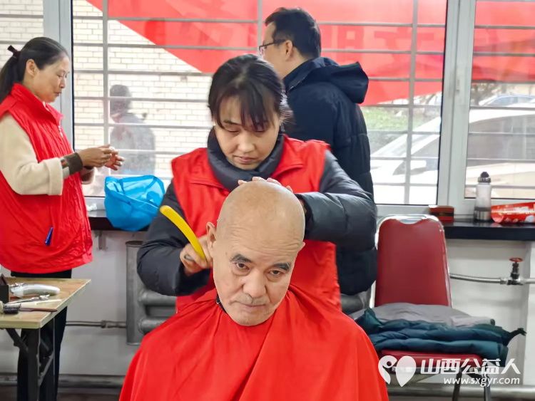 志愿服务进社区健康活动暖人心11月27日介休市敬老协会走进西南街道裕华路社区为老人爱心理发、健康义诊 - 第26张 - 山西公益人 志愿服务进社区健康活动暖人心11月27日介休市敬老协会走进西南街道裕华路社区为老人爱心理发、健康义诊 - 第26张