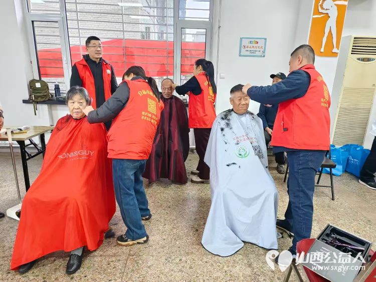 志愿服务进社区健康活动暖人心11月27日介休市敬老协会走进西南街道裕华路社区为老人爱心理发、健康义诊 - 第8张 - 山西公益人 志愿服务进社区健康活动暖人心11月27日介休市敬老协会走进西南街道裕华路社区为老人爱心理发、健康义诊 - 第8张