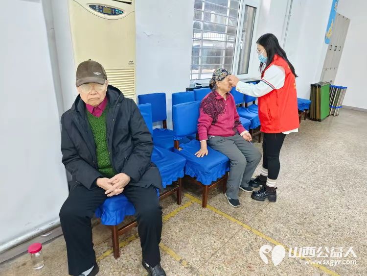 志愿服务进社区健康活动暖人心11月27日介休市敬老协会走进西南街道裕华路社区为老人爱心理发、健康义诊 - 第17张 - 山西公益人 志愿服务进社区健康活动暖人心11月27日介休市敬老协会走进西南街道裕华路社区为老人爱心理发、健康义诊 - 第17张