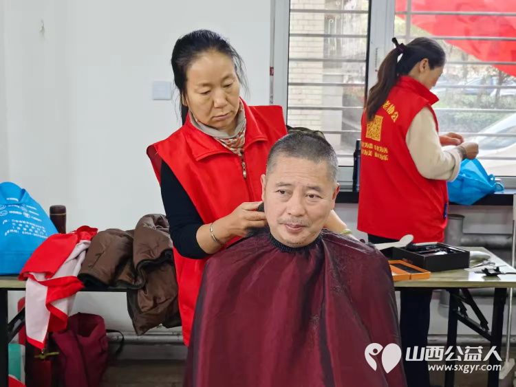 志愿服务进社区健康活动暖人心11月27日介休市敬老协会走进西南街道裕华路社区为老人爱心理发、健康义诊 - 第24张 - 山西公益人 志愿服务进社区健康活动暖人心11月27日介休市敬老协会走进西南街道裕华路社区为老人爱心理发、健康义诊 - 第24张
