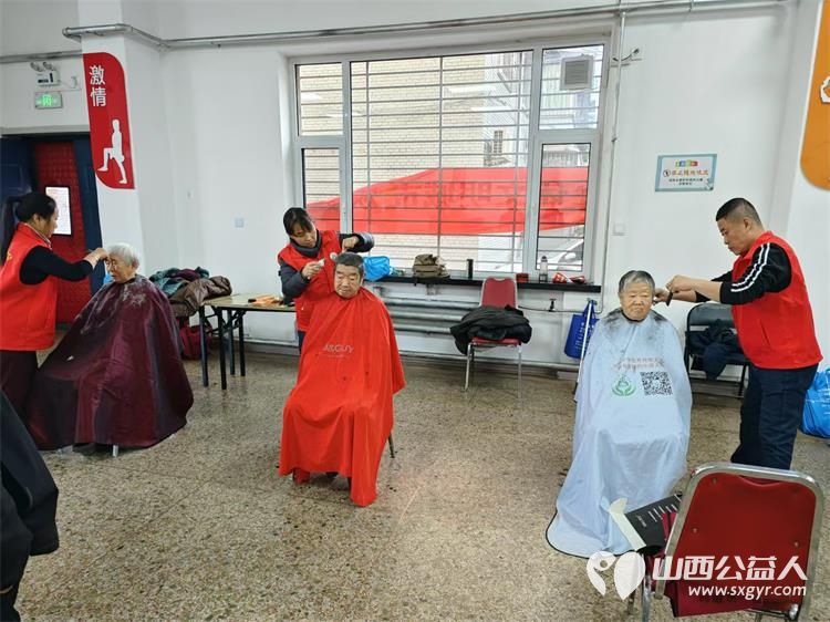志愿服务进社区健康活动暖人心11月27日介休市敬老协会走进西南街道裕华路社区为老人爱心理发、健康义诊 - 第12张 - 山西公益人 志愿服务进社区健康活动暖人心11月27日介休市敬老协会走进西南街道裕华路社区为老人爱心理发、健康义诊 - 第12张
