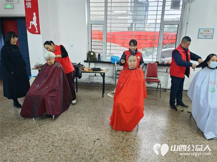 志愿服务进社区健康活动暖人心11月27日介休市敬老协会走进西南街道裕华路社区为老人爱心理发、健康义诊 - 第11张 - 山西公益人 志愿服务进社区健康活动暖人心11月27日介休市敬老协会走进西南街道裕华路社区为老人爱心理发、健康义诊 - 第11张