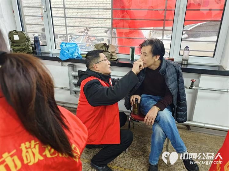 志愿服务进社区健康活动暖人心11月27日介休市敬老协会走进西南街道裕华路社区为老人爱心理发、健康义诊 - 第21张 - 山西公益人 志愿服务进社区健康活动暖人心11月27日介休市敬老协会走进西南街道裕华路社区为老人爱心理发、健康义诊 - 第21张