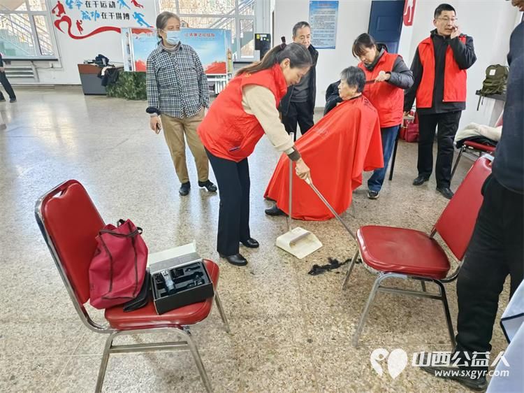 志愿服务进社区健康活动暖人心11月27日介休市敬老协会走进西南街道裕华路社区为老人爱心理发、健康义诊 - 第28张 - 山西公益人 志愿服务进社区健康活动暖人心11月27日介休市敬老协会走进西南街道裕华路社区为老人爱心理发、健康义诊 - 第28张