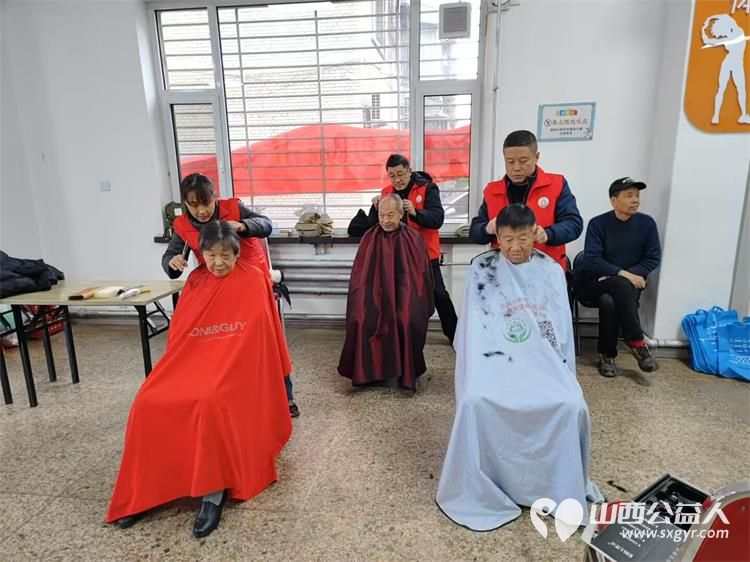 志愿服务进社区健康活动暖人心11月27日介休市敬老协会走进西南街道裕华路社区为老人爱心理发、健康义诊 - 第7张 - 山西公益人 志愿服务进社区健康活动暖人心11月27日介休市敬老协会走进西南街道裕华路社区为老人爱心理发、健康义诊 - 第7张