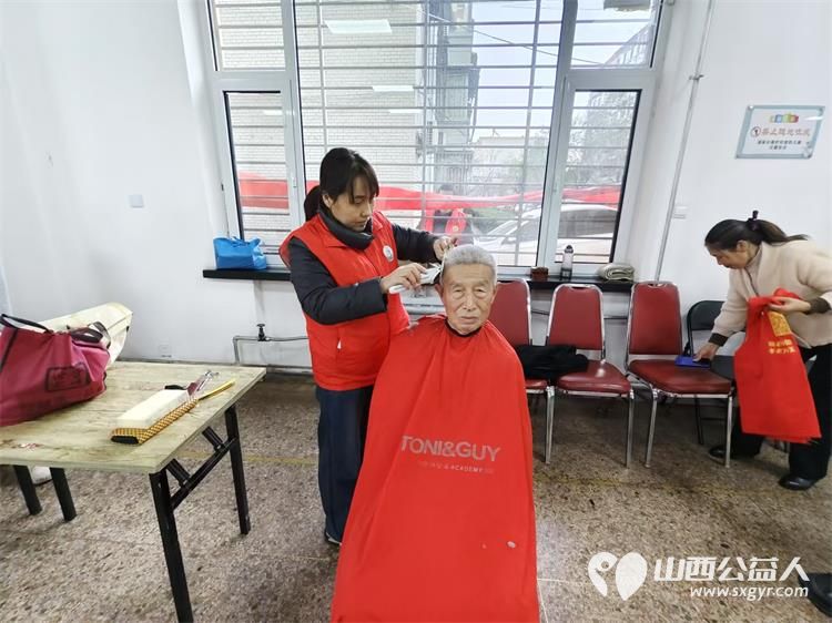 志愿服务进社区健康活动暖人心11月27日介休市敬老协会走进西南街道裕华路社区为老人爱心理发、健康义诊 - 第23张 - 山西公益人 志愿服务进社区健康活动暖人心11月27日介休市敬老协会走进西南街道裕华路社区为老人爱心理发、健康义诊 - 第23张