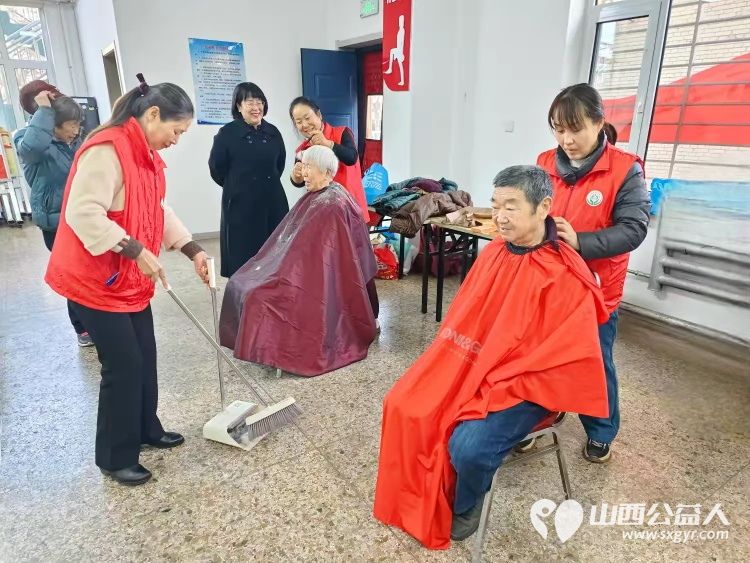 志愿服务进社区健康活动暖人心11月27日介休市敬老协会走进西南街道裕华路社区为老人爱心理发、健康义诊 - 第6张 - 山西公益人 志愿服务进社区健康活动暖人心11月27日介休市敬老协会走进西南街道裕华路社区为老人爱心理发、健康义诊 - 第6张