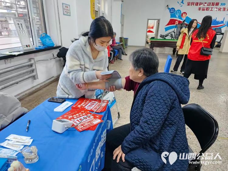 志愿服务进社区健康活动暖人心11月27日介休市敬老协会走进西南街道裕华路社区为老人爱心理发、健康义诊 - 第13张 - 山西公益人 志愿服务进社区健康活动暖人心11月27日介休市敬老协会走进西南街道裕华路社区为老人爱心理发、健康义诊 - 第13张