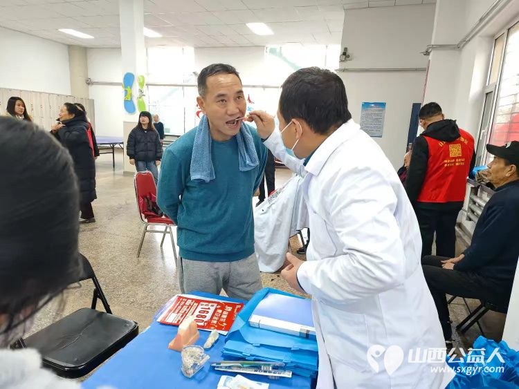 志愿服务进社区健康活动暖人心11月27日介休市敬老协会走进西南街道裕华路社区为老人爱心理发、健康义诊 - 第14张 - 山西公益人 志愿服务进社区健康活动暖人心11月27日介休市敬老协会走进西南街道裕华路社区为老人爱心理发、健康义诊 - 第14张