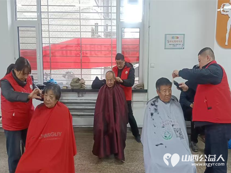 志愿服务进社区健康活动暖人心11月27日介休市敬老协会走进西南街道裕华路社区为老人爱心理发、健康义诊 - 第5张 - 山西公益人 志愿服务进社区健康活动暖人心11月27日介休市敬老协会走进西南街道裕华路社区为老人爱心理发、健康义诊 - 第5张