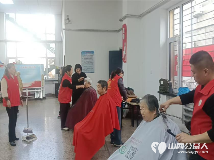 志愿服务进社区健康活动暖人心11月27日介休市敬老协会走进西南街道裕华路社区为老人爱心理发、健康义诊 - 第9张 - 山西公益人 志愿服务进社区健康活动暖人心11月27日介休市敬老协会走进西南街道裕华路社区为老人爱心理发、健康义诊 - 第9张
