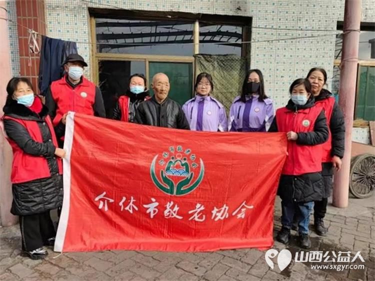 介休市敬老协会敬老爱老助老行动在义安镇沙堡村入户86岁特困老人曹恩明家中为老人打扫室内外卫生包香味可口的饺子 - 第1张 - 山西公益人 介休市敬老协会敬老爱老助老行动在义安镇沙堡村入户86岁特困老人曹恩明家中为老人打扫室内外卫生包香味可口的饺子 - 第1张