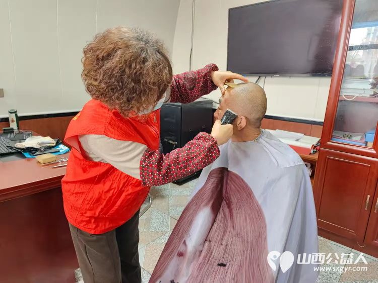 介休市敬老协会2024年11月30日敬老爱老助老行动在义安镇沙堡村举行为老人爱心理发义诊 - 第7张 - 山西公益人 介休市敬老协会2024年11月30日敬老爱老助老行动在义安镇沙堡村举行为老人爱心理发义诊 - 第7张
