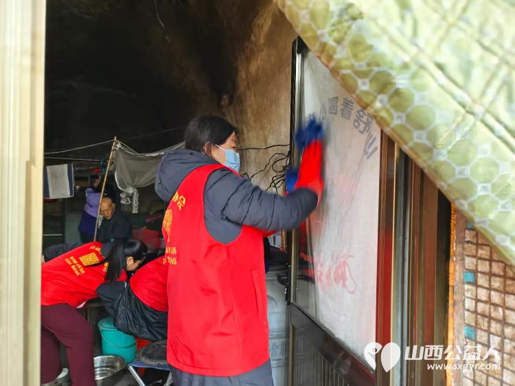 介休市敬老协会敬老爱老助老行动在义安镇沙堡村入户86岁特困老人曹恩明家中为老人打扫室内外卫生包香味可口的饺子 - 第5张 - 山西公益人 介休市敬老协会敬老爱老助老行动在义安镇沙堡村入户86岁特困老人曹恩明家中为老人打扫室内外卫生包香味可口的饺子 - 第5张