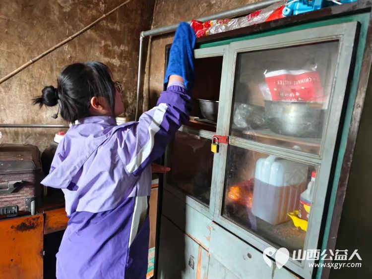 介休市敬老协会敬老爱老助老行动在义安镇沙堡村入户86岁特困老人曹恩明家中为老人打扫室内外卫生包香味可口的饺子 - 第14张 - 山西公益人 介休市敬老协会敬老爱老助老行动在义安镇沙堡村入户86岁特困老人曹恩明家中为老人打扫室内外卫生包香味可口的饺子 - 第14张