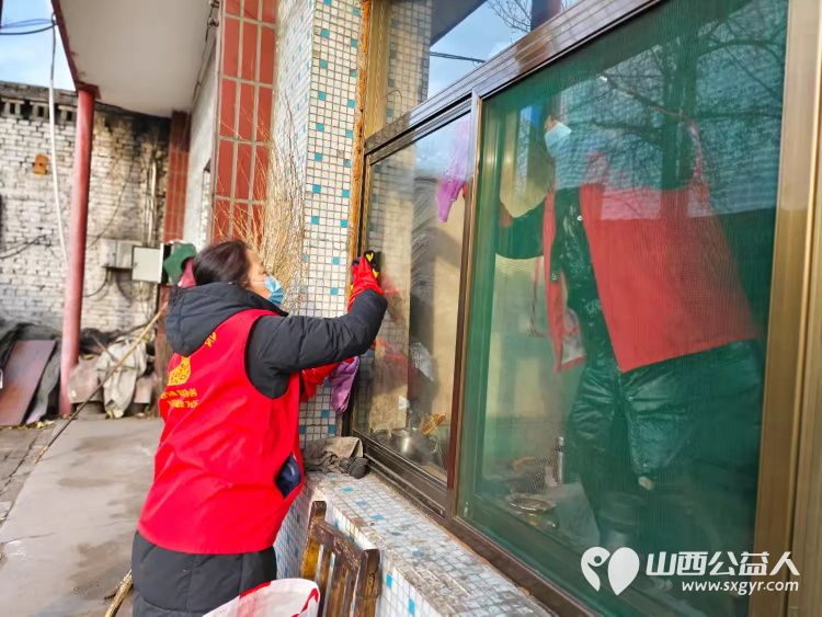介休市敬老协会敬老爱老助老行动在义安镇沙堡村入户86岁特困老人曹恩明家中为老人打扫室内外卫生包香味可口的饺子 - 第2张 - 山西公益人 介休市敬老协会敬老爱老助老行动在义安镇沙堡村入户86岁特困老人曹恩明家中为老人打扫室内外卫生包香味可口的饺子 - 第2张