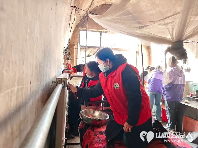 介休市敬老协会敬老爱老助老行动在义安镇沙堡村入户86岁特困老人曹恩明家中为老人打扫室内外卫生包香味可口的饺子 - 第16张 - 山西公益人 介休市敬老协会敬老爱老助老行动在义安镇沙堡村入户86岁特困老人曹恩明家中为老人打扫室内外卫生包香味可口的饺子 - 第16张