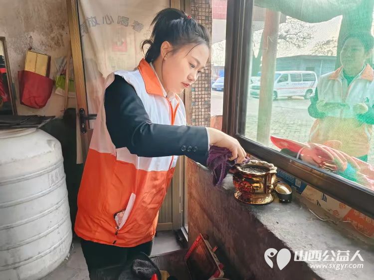 介休市敬老协会敬老爱老助老行动在义安镇沙堡村入户86岁特困老人曹恩明家中为老人打扫室内外卫生包香味可口的饺子 - 第4张 - 山西公益人 介休市敬老协会敬老爱老助老行动在义安镇沙堡村入户86岁特困老人曹恩明家中为老人打扫室内外卫生包香味可口的饺子 - 第4张