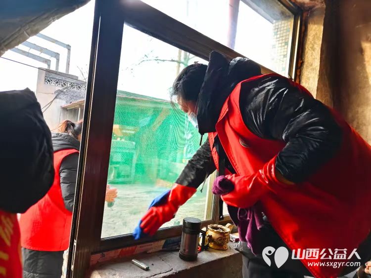 介休市敬老协会敬老爱老助老行动在义安镇沙堡村入户86岁特困老人曹恩明家中为老人打扫室内外卫生包香味可口的饺子 - 第3张 - 山西公益人 介休市敬老协会敬老爱老助老行动在义安镇沙堡村入户86岁特困老人曹恩明家中为老人打扫室内外卫生包香味可口的饺子 - 第3张