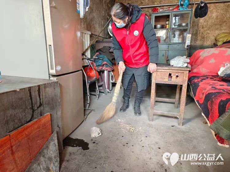 介休市敬老协会敬老爱老助老行动在义安镇沙堡村入户86岁特困老人曹恩明家中为老人打扫室内外卫生包香味可口的饺子 - 第18张 - 山西公益人 介休市敬老协会敬老爱老助老行动在义安镇沙堡村入户86岁特困老人曹恩明家中为老人打扫室内外卫生包香味可口的饺子 - 第18张