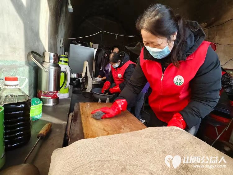 介休市敬老协会敬老爱老助老行动在义安镇沙堡村入户86岁特困老人曹恩明家中为老人打扫室内外卫生包香味可口的饺子 - 第13张 - 山西公益人 介休市敬老协会敬老爱老助老行动在义安镇沙堡村入户86岁特困老人曹恩明家中为老人打扫室内外卫生包香味可口的饺子 - 第13张