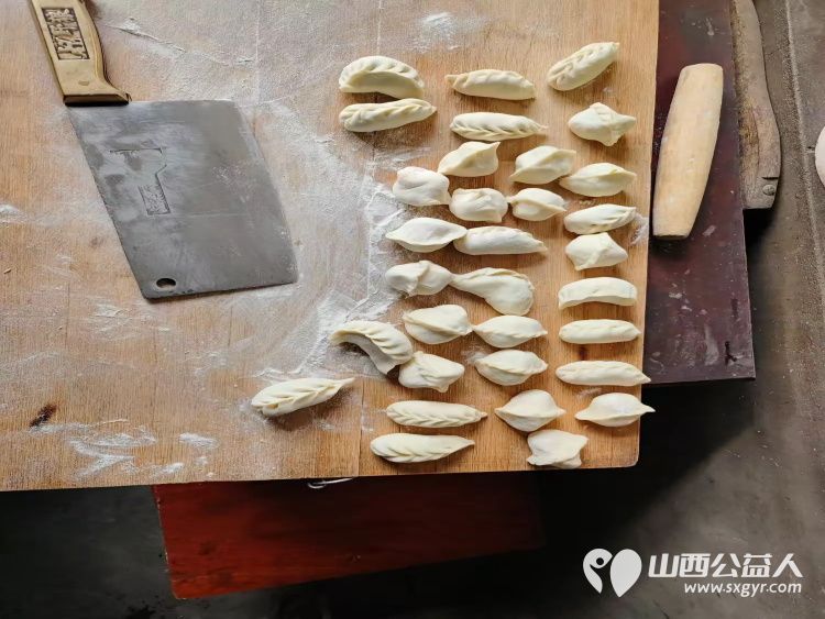 介休市敬老协会敬老爱老助老行动在义安镇沙堡村入户86岁特困老人曹恩明家中为老人打扫室内外卫生包香味可口的饺子 - 第8张 - 山西公益人 介休市敬老协会敬老爱老助老行动在义安镇沙堡村入户86岁特困老人曹恩明家中为老人打扫室内外卫生包香味可口的饺子 - 第8张