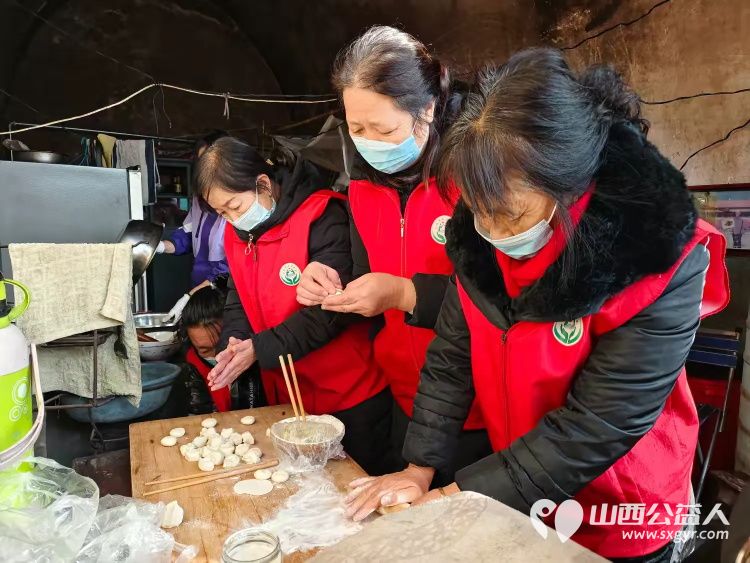 介休市敬老协会敬老爱老助老行动在义安镇沙堡村入户86岁特困老人曹恩明家中为老人打扫室内外卫生包香味可口的饺子 - 第6张 - 山西公益人 介休市敬老协会敬老爱老助老行动在义安镇沙堡村入户86岁特困老人曹恩明家中为老人打扫室内外卫生包香味可口的饺子 - 第6张