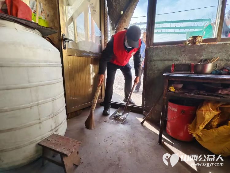 介休市敬老协会敬老爱老助老行动在义安镇沙堡村入户86岁特困老人曹恩明家中为老人打扫室内外卫生包香味可口的饺子 - 第17张 - 山西公益人 介休市敬老协会敬老爱老助老行动在义安镇沙堡村入户86岁特困老人曹恩明家中为老人打扫室内外卫生包香味可口的饺子 - 第17张