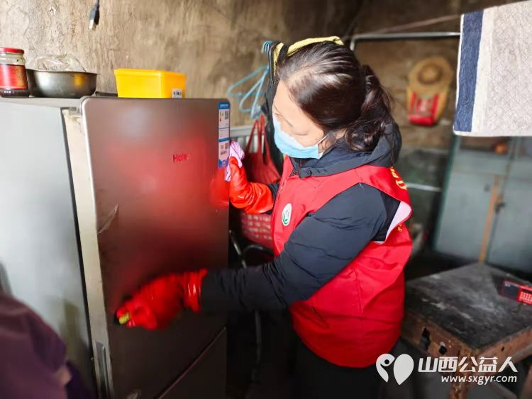 介休市敬老协会敬老爱老助老行动在义安镇沙堡村入户86岁特困老人曹恩明家中为老人打扫室内外卫生包香味可口的饺子 - 第15张 - 山西公益人 介休市敬老协会敬老爱老助老行动在义安镇沙堡村入户86岁特困老人曹恩明家中为老人打扫室内外卫生包香味可口的饺子 - 第15张