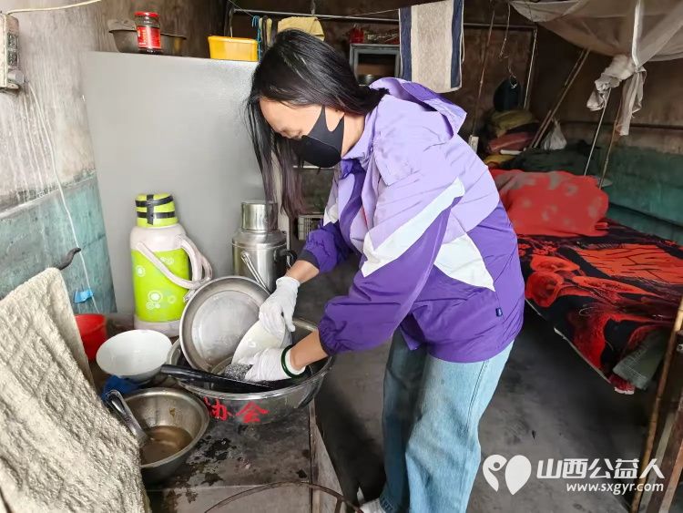 介休市敬老协会敬老爱老助老行动在义安镇沙堡村入户86岁特困老人曹恩明家中为老人打扫室内外卫生包香味可口的饺子 - 第11张 - 山西公益人 介休市敬老协会敬老爱老助老行动在义安镇沙堡村入户86岁特困老人曹恩明家中为老人打扫室内外卫生包香味可口的饺子 - 第11张