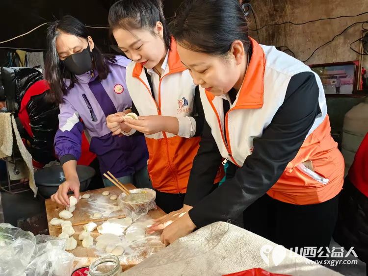 介休市敬老协会敬老爱老助老行动在义安镇沙堡村入户86岁特困老人曹恩明家中为老人打扫室内外卫生包香味可口的饺子 - 第7张 - 山西公益人 介休市敬老协会敬老爱老助老行动在义安镇沙堡村入户86岁特困老人曹恩明家中为老人打扫室内外卫生包香味可口的饺子 - 第7张