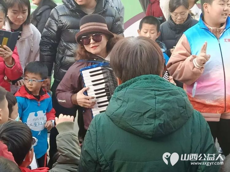 第十六个地球拥抱日----太原市150位儿童友好促进会志愿者们共同宣言，快闪拥抱！愿世界和平，让爱永存！ - 第11张