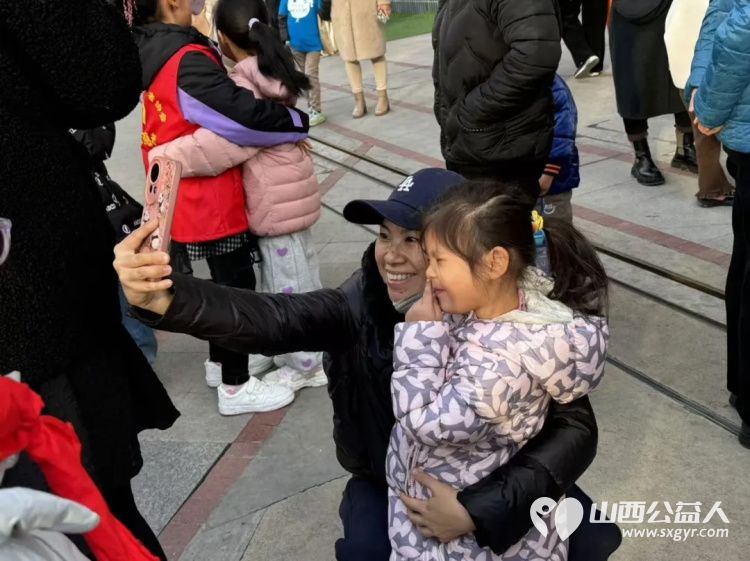 第十六个地球拥抱日----太原市150位儿童友好促进会志愿者们共同宣言，快闪拥抱！愿世界和平，让爱永存！ - 第10张