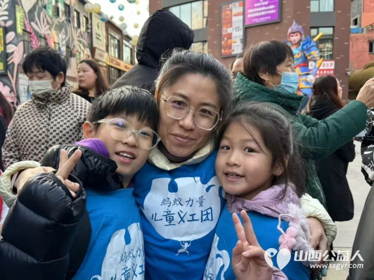 第十六个地球拥抱日----太原市150位儿童友好促进会志愿者们共同宣言，快闪拥抱！愿世界和平，让爱永存！ - 第7张