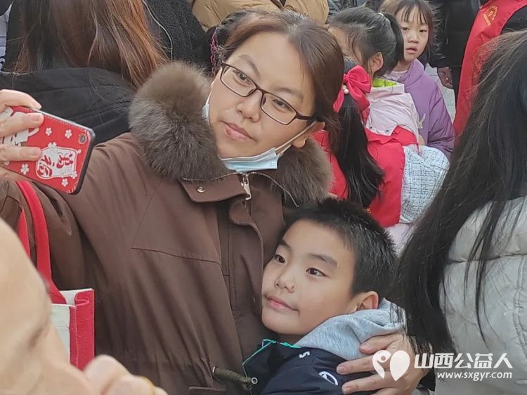 第十六个地球拥抱日----太原市150位儿童友好促进会志愿者们共同宣言，快闪拥抱！愿世界和平，让爱永存！ - 第6张