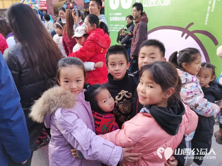 第十六个地球拥抱日----太原市150位儿童友好促进会志愿者们共同宣言，快闪拥抱！愿世界和平，让爱永存！ - 第14张